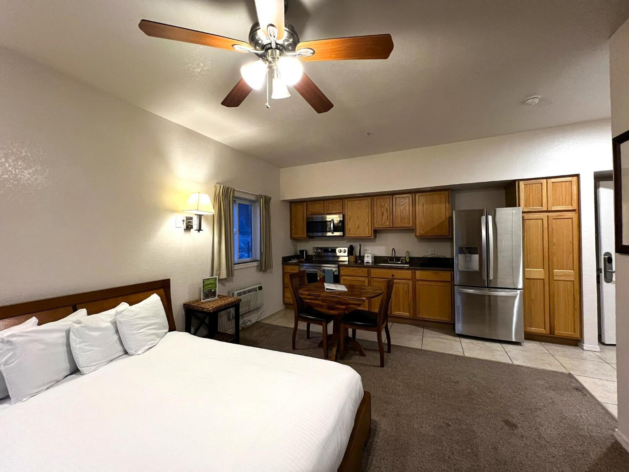 Canyon Plaza Premier Studio And Apartments Тусаян Экстерьер фото
